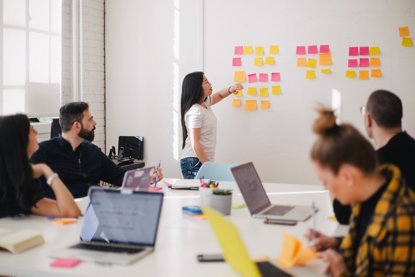 Workshop dán ghi chú lên bảng để lên kế hoạch chiến dịch